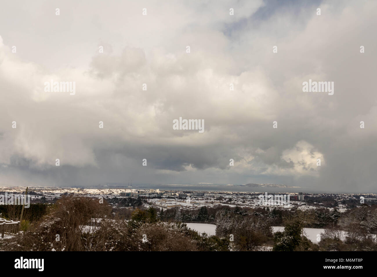 Une vue panoramique de la baie de Dublin à partir de la montagnes de Dublin sur un jour de neige. Banque D'Images