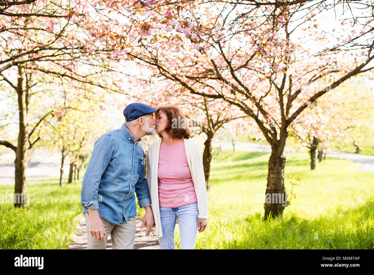 Beau Couple Dans L Amour A L Exterieur Au Printemps La Nature Photo Stock Alamy
