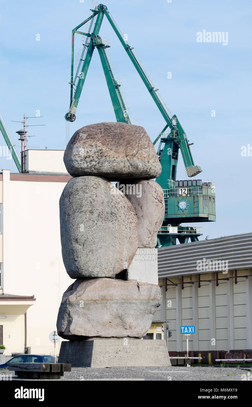 Monument aux gens de la mer en face du bâtiment historique de la gare maritime (construit en 1933) dans le port de Gdynia à Witold Gombrowicz Sq Banque D'Images