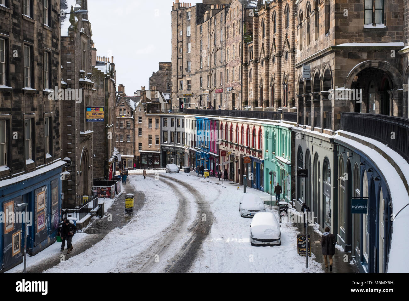 Voir l'historique de la rue Victoria à Edinburgh Old Town après de fortes chutes de neige, Ecosse, Royaume-Uni Banque D'Images