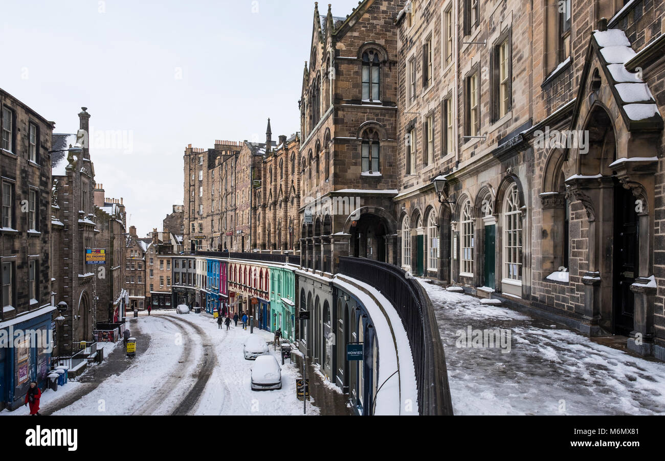 Voir l'historique de la rue Victoria à Edinburgh Old Town après de fortes chutes de neige, Ecosse, Royaume-Uni Banque D'Images