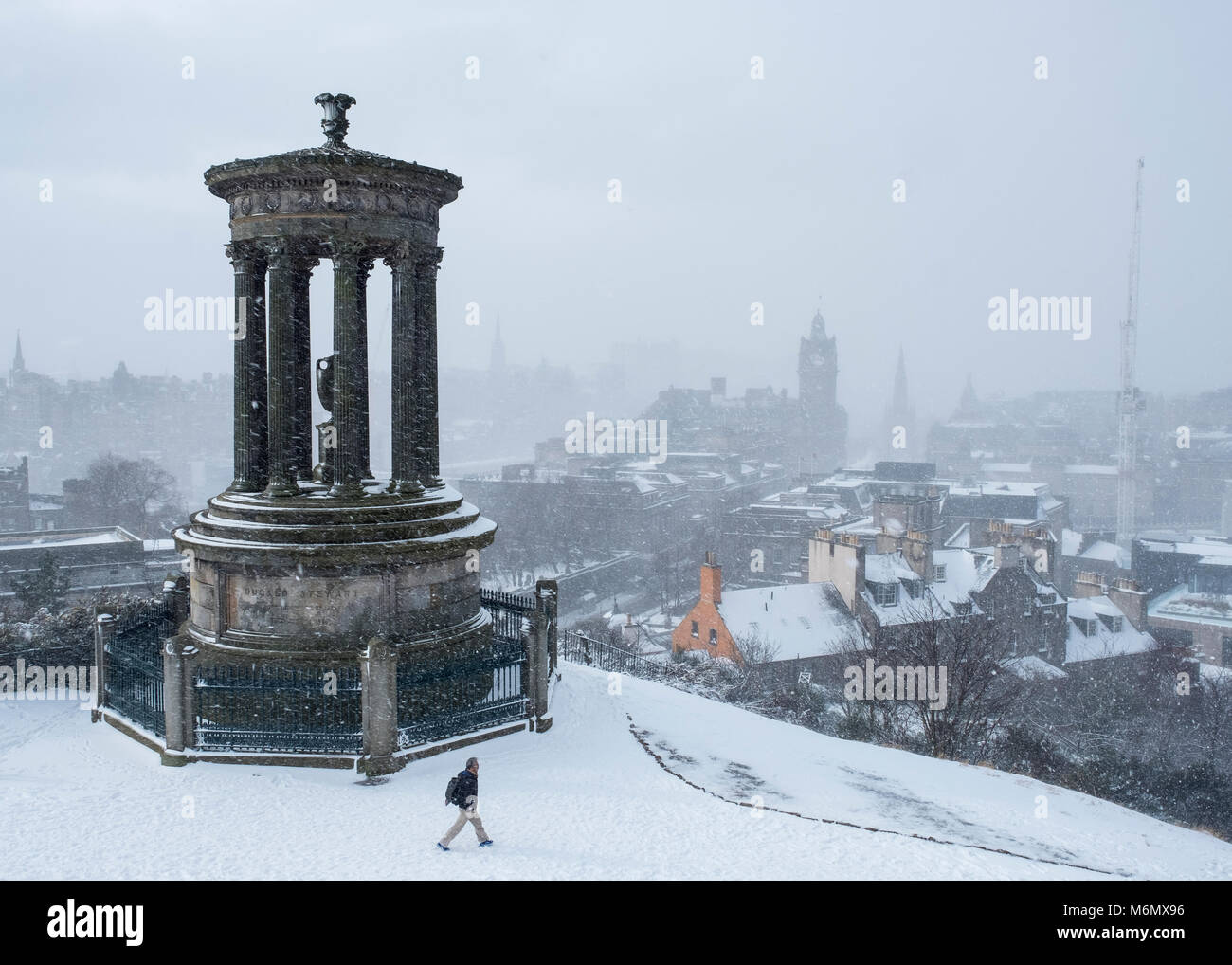 Vue depuis Calton Hill sur la ville d'Édimbourg lors de fortes chutes de neige , Ecosse, Royaume-Uni Banque D'Images