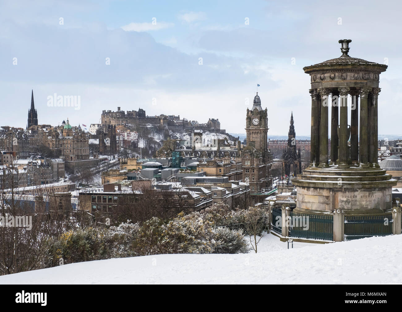 Vue depuis Calton Hill sur la ville d'Édimbourg après de fortes chutes de neige , Ecosse, Royaume-Uni Banque D'Images