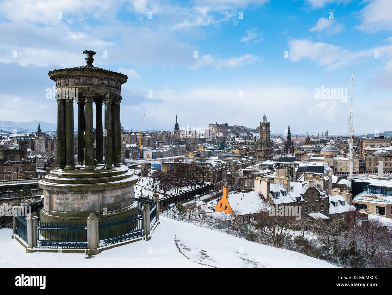 Vue depuis Calton Hill sur la ville d'Édimbourg après de fortes chutes de neige , Ecosse, Royaume-Uni Banque D'Images
