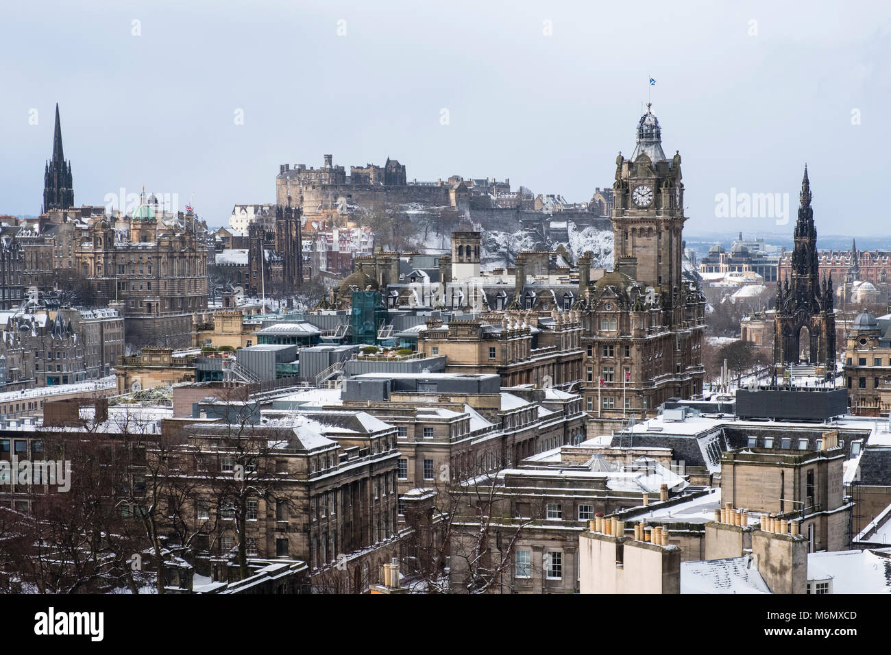 Vue depuis Calton Hill sur la ville d'Édimbourg après de fortes chutes de neige , Ecosse, Royaume-Uni Banque D'Images