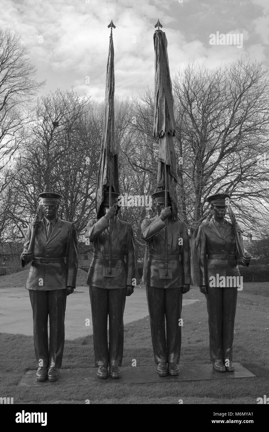 Garde d'honneur sculpture de Zénos Frudakis à l'Imperial War Museum, Duxford, Cambridge. Représentant les couleurs du vol United States Air Force. Banque D'Images