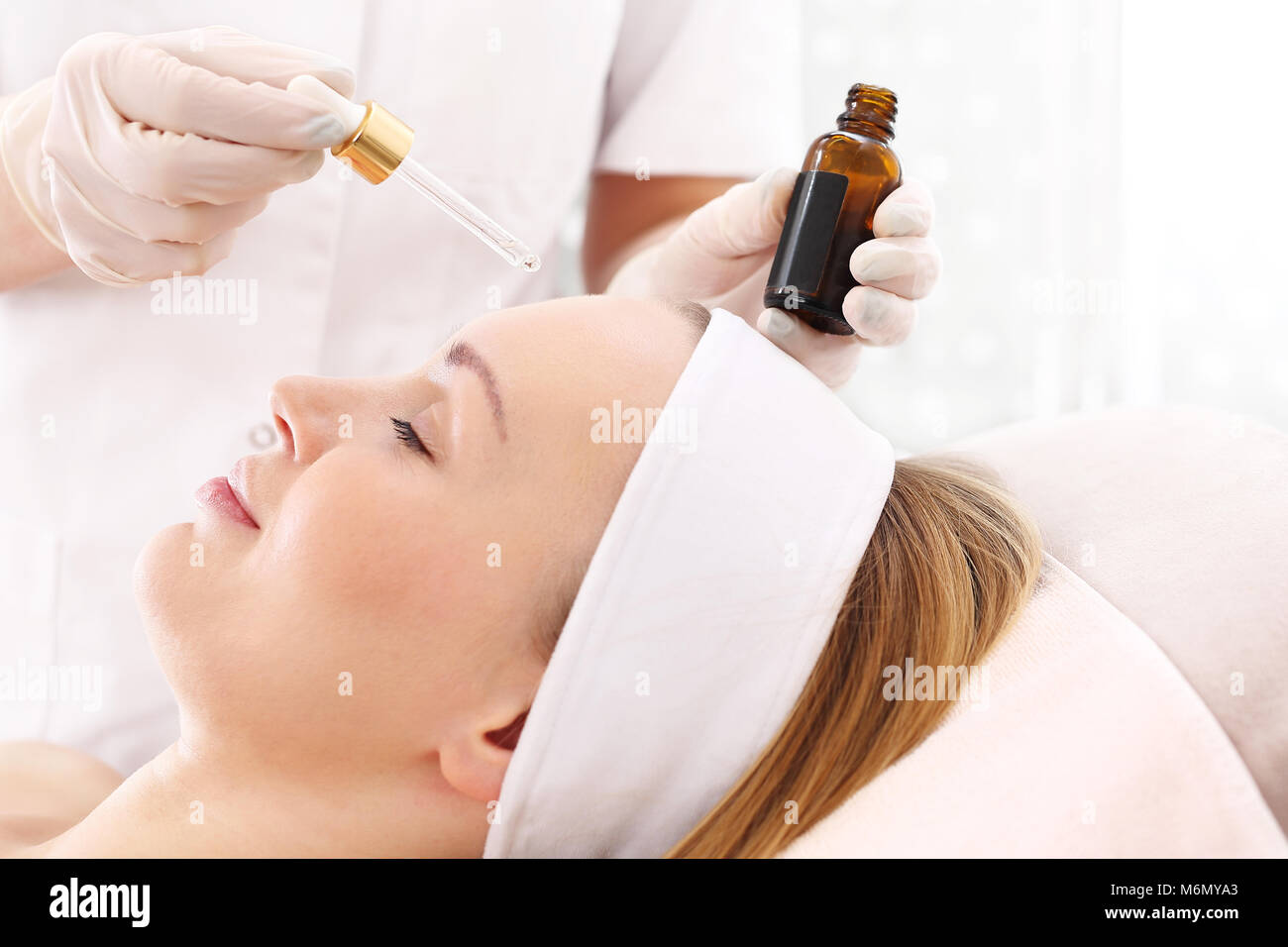 Cosmétique appliqué sur la peau. Une femme lors d'un traitement. Banque D'Images