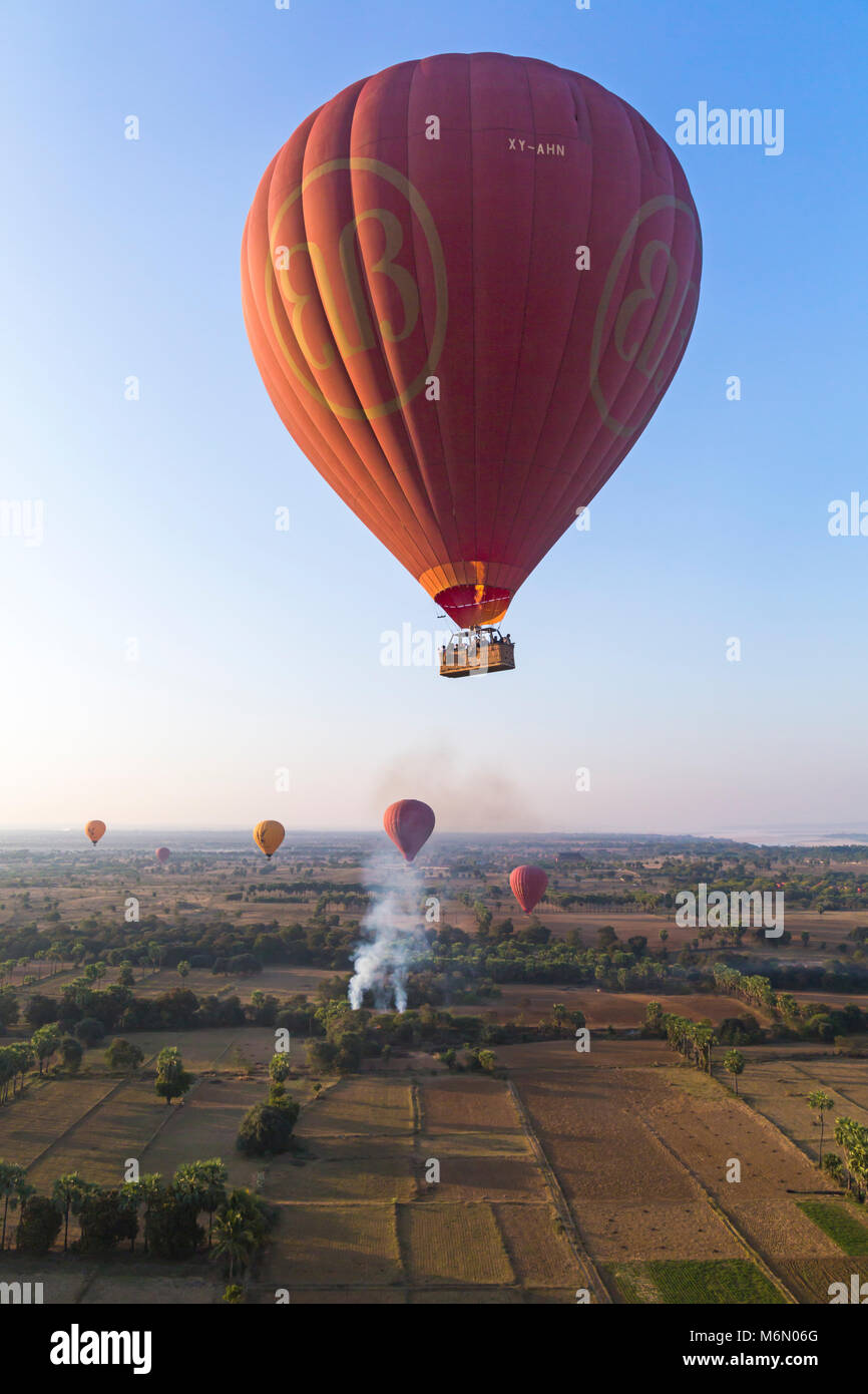 Montgolfières volant au-dessus de campagne à Bagan à l'aube, le Myanmar (Birmanie), l'Asie en février, extrait de l'air en montgolfière Banque D'Images