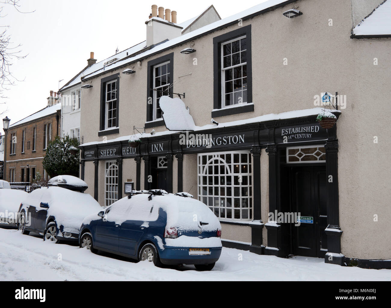 Sheep Heid Inn, un pub,la neige en mars 2018 Édimbourg, Écosse, Royaume-Uni Banque D'Images