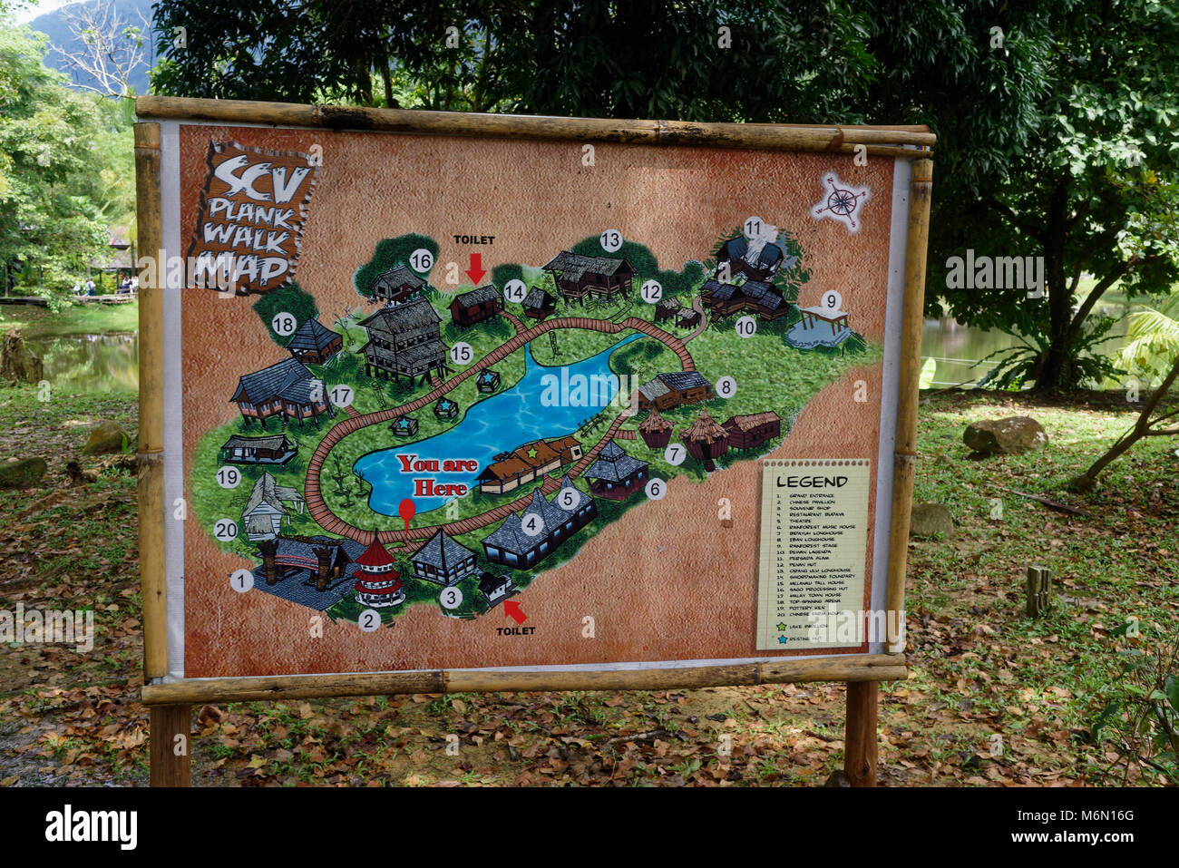 Carte sur une pancarte à l'entrée de la Sarawak Cultural Village Banque D'Images