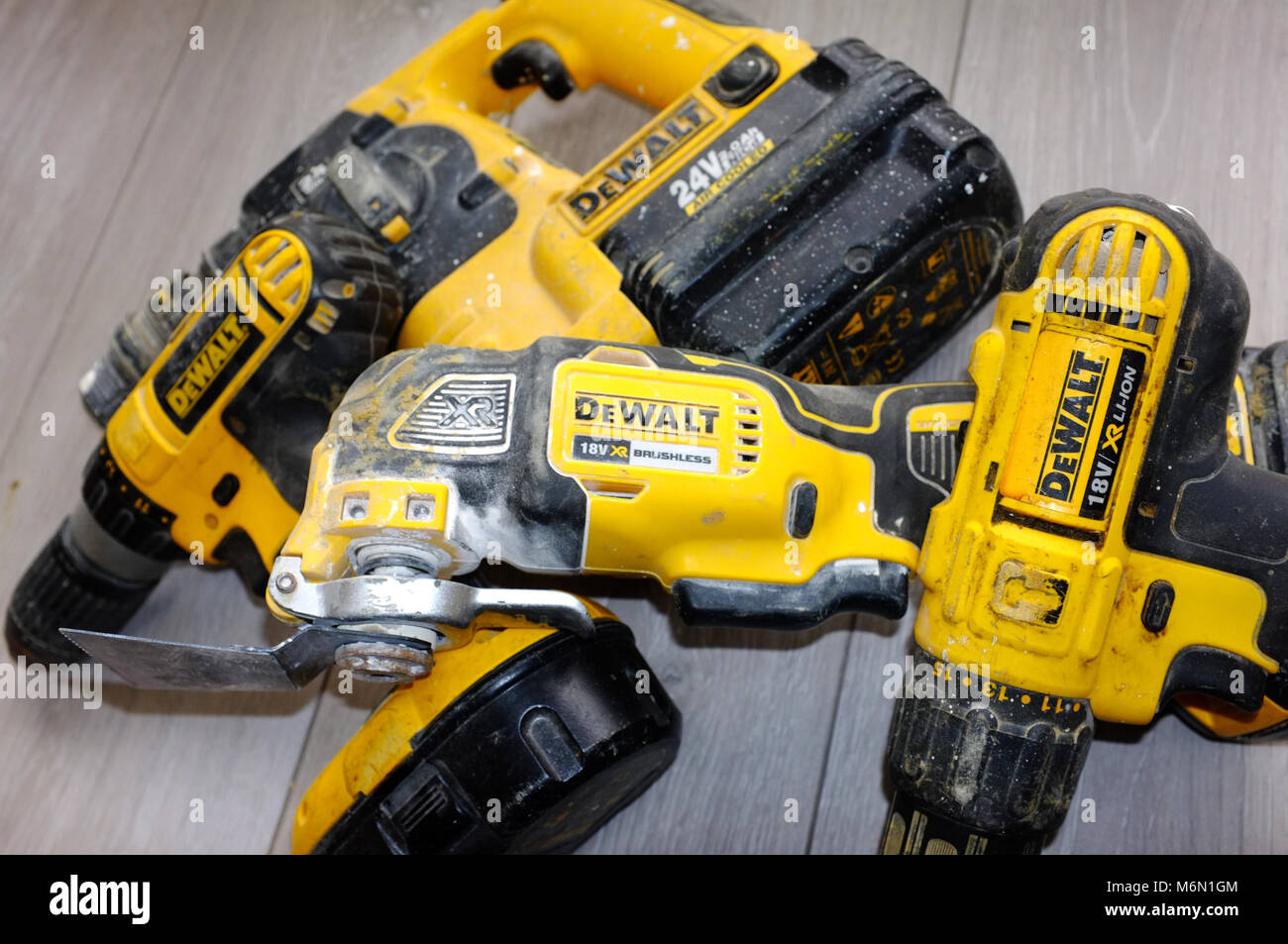 DeWalt yellow power tools comme utilisés par les constructeurs et les gens de métiers. Banque D'Images