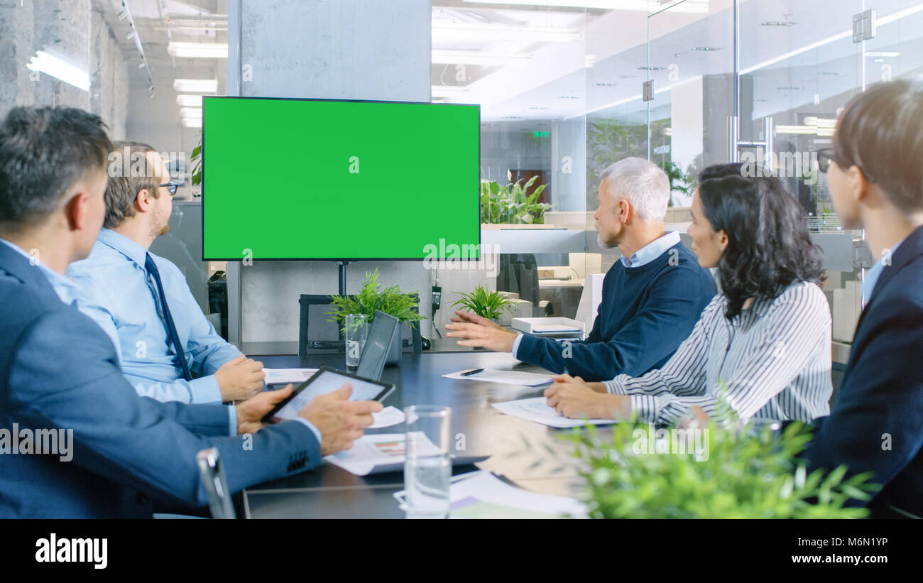 Groupe diversifié de gens d'affaires dans la salle de conférence avec écran vert Chroma Key plat sur le mur. Ils travaillent sur une croissance de l'entreprise Banque D'Images