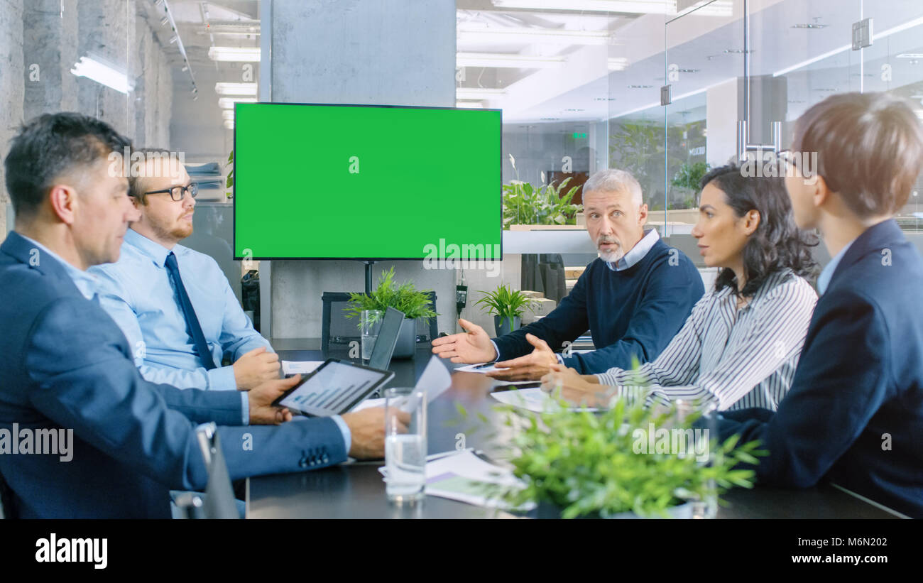 Groupe diversifié de gens d'affaires dans la salle de conférence avec écran vert Chroma Key plat sur le mur. Ils travaillent sur une croissance de l'entreprise Banque D'Images
