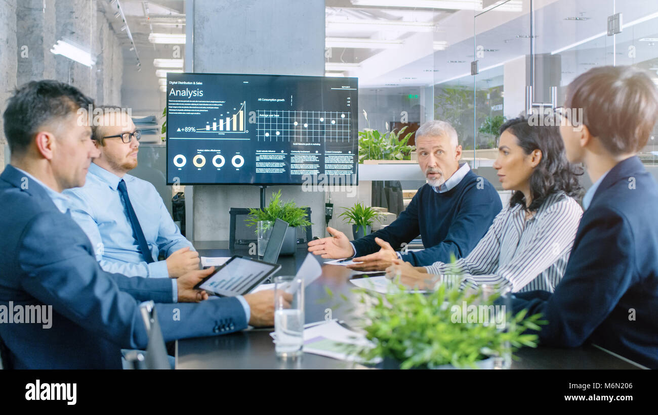 Conseil d'administration a réunion annuelle, divers groupes de gens d'affaires de la salle de conférence moderne discuter statistiques et résultats de travail. Banque D'Images