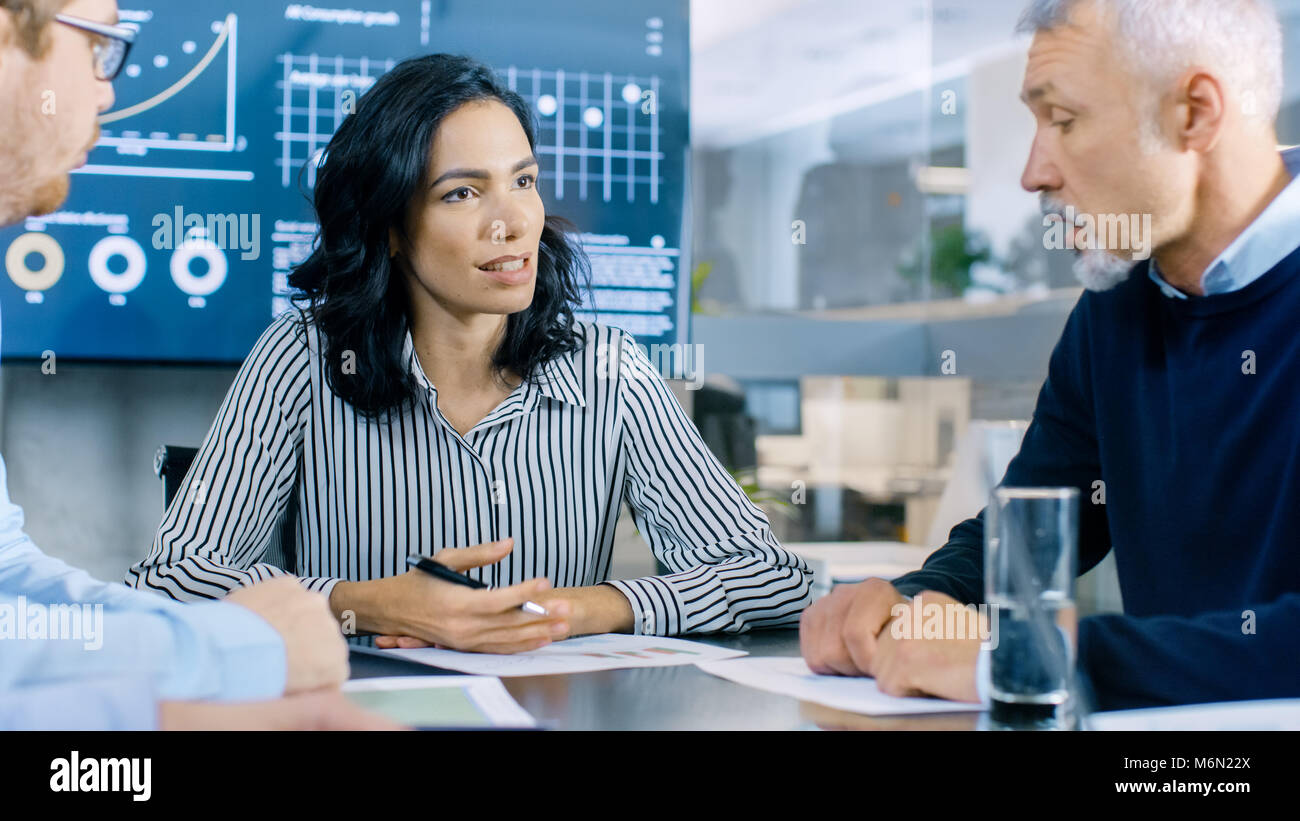 Groupe d'entreprise respectable et Smart personnes travaillent sur une résolution des problèmes dans la salle de réunion. Divers groupes d'origine ethnique mixte et de l'Explorer Banque D'Images