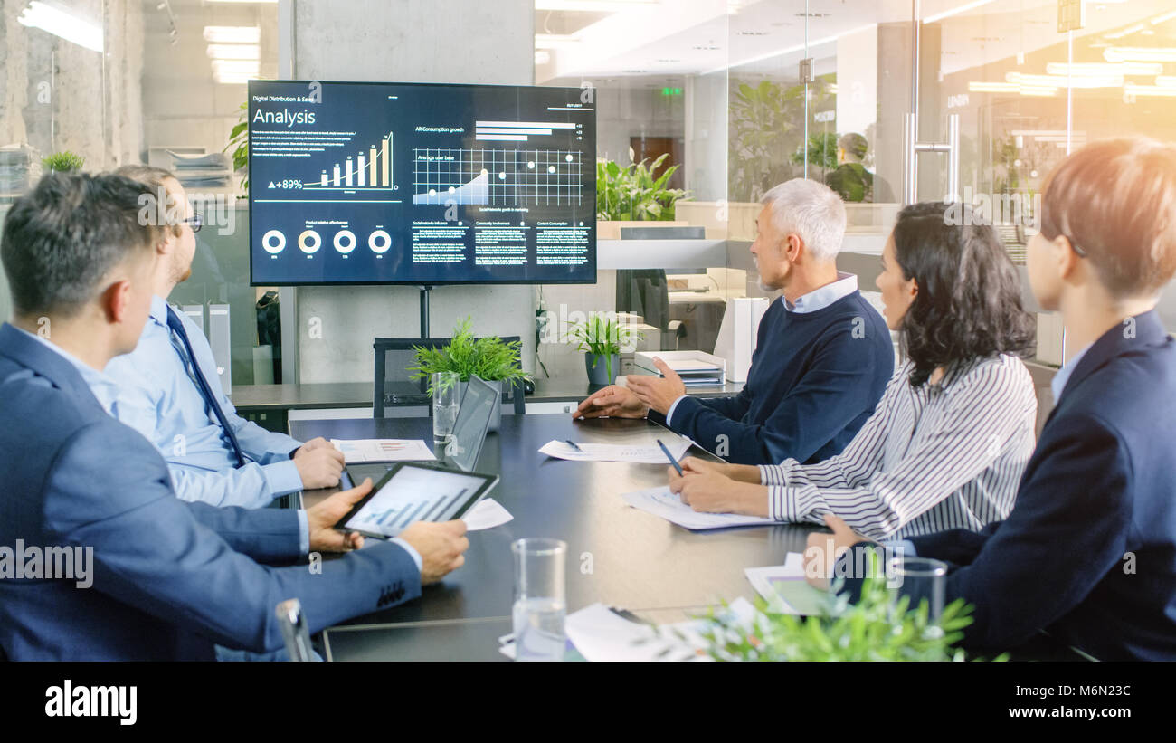 Conseil d'administration a réunion annuelle, divers groupes de gens d'affaires de la salle de conférence moderne discuter statistiques et résultats de travail. Banque D'Images