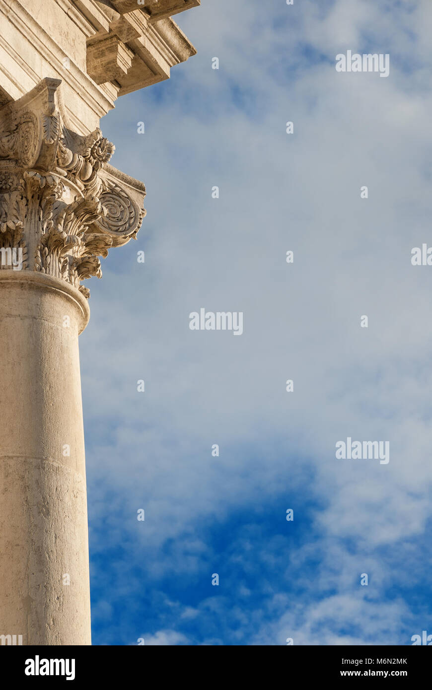 L'architecture classique. Old Stone colonne avec chapiteau corinthien de l'ancienne église de Saint Giustina à Venise. Construit au 17ème siècle (avec c Banque D'Images