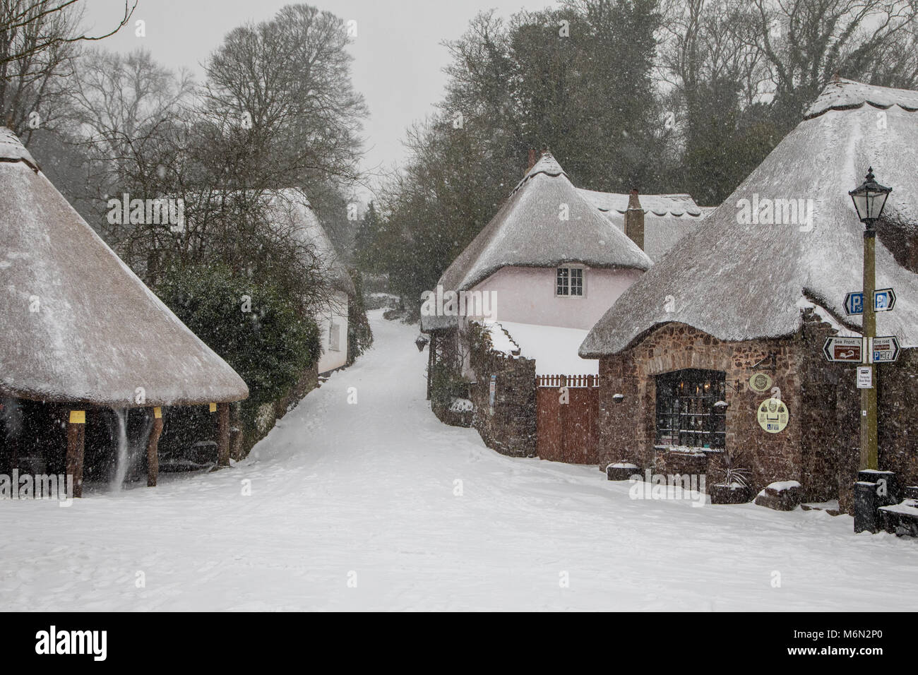 Un événement inhabituel - le village de Cockington dans le sud du Devon, UK avec une couverture de neige, d'Emma 2018 Tempête Banque D'Images