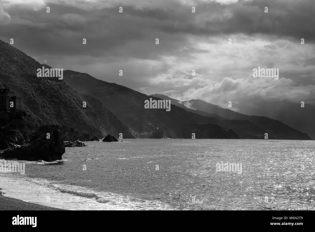 Le littoral des Cinque Terre, à la recherche au sud en direction de Vernazza Monterosso al Mare, Ligurie, Italie, sur un jour de tempête Banque D'Images