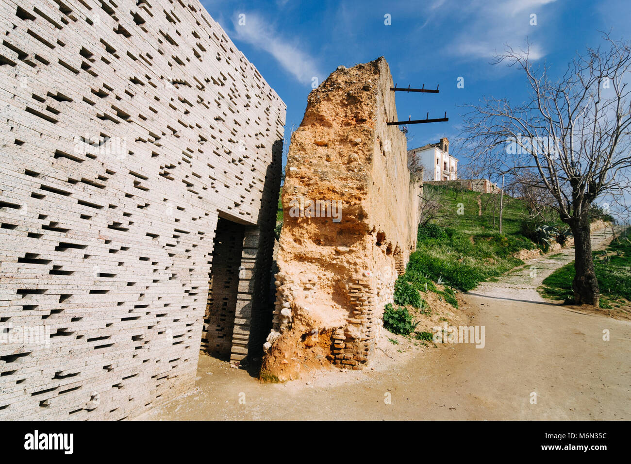 Grenade, Andalousie, espagne. L'intervention contemporaine dans l'ancien mur nasride de l'architecte Antonio Jimenez Torrecillas, près de San Miguel Alto chur Banque D'Images