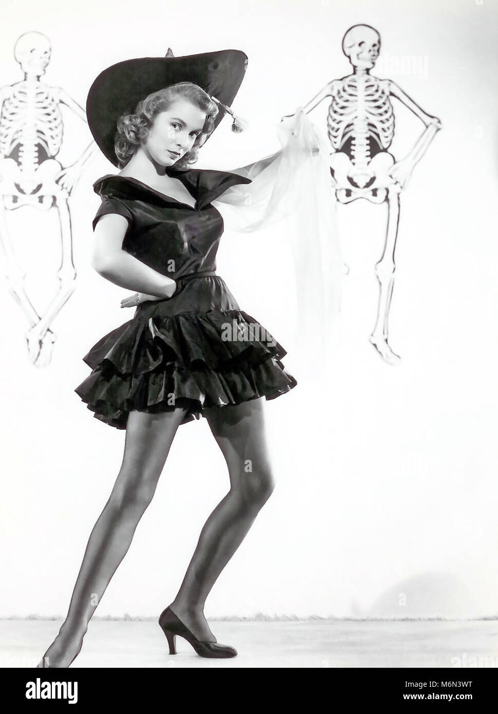 JANET LEIGH (1927-2004) Actrice américaine en 1950 une séance photo d'Halloween. Banque D'Images