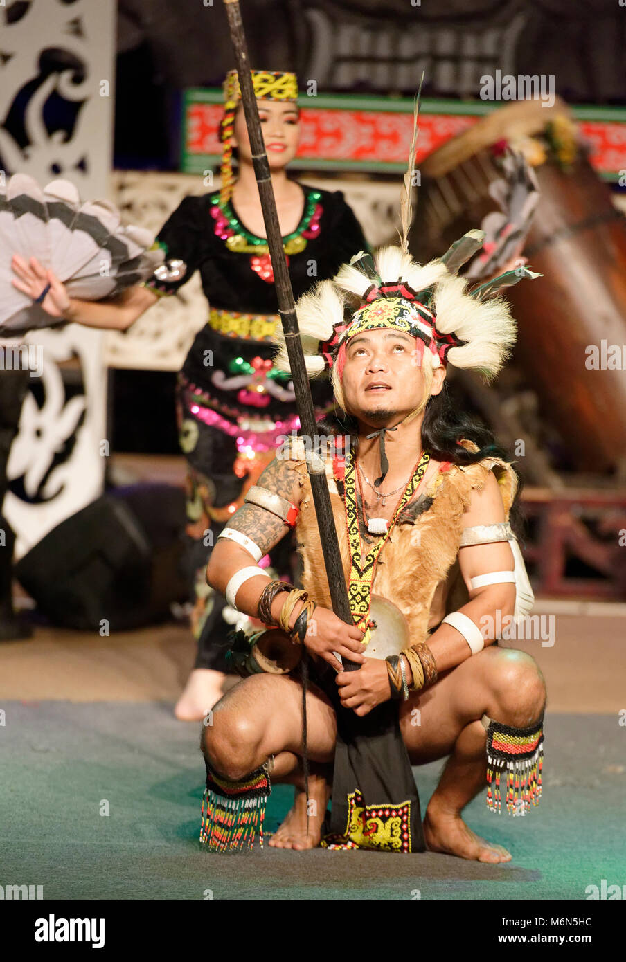 Les danseurs en costumes traditionnels autochtones au Village Culturel de Sarawak Kuching, Malaisie, perfroming danses traditionnelles Banque D'Images