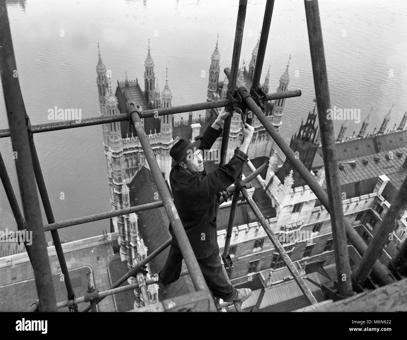 Travailleur de la construction Construction d'échafaudages sur le 'Big Ben' tour de l'horloge sur les chambres du Parlement, également appelé Palais de Westminster en 1948. La santé et la sécurité du travail en vigueur. Banque D'Images