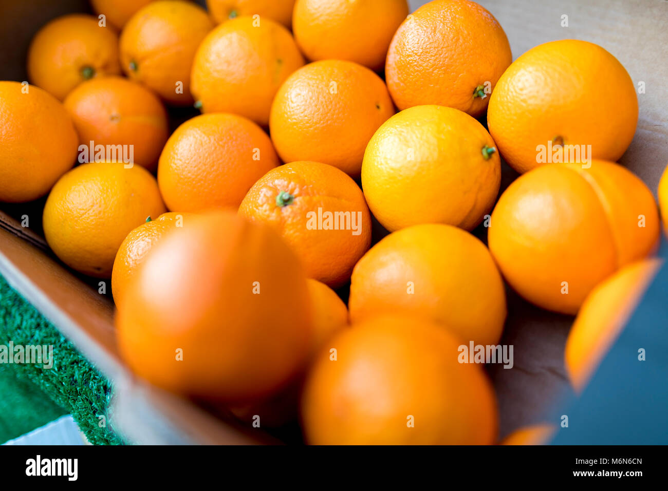 Close up of fresh juicy grand naval Espagnol oranges sur un étal du marché traditionnel en Angleterre, Royaume-Uni Banque D'Images