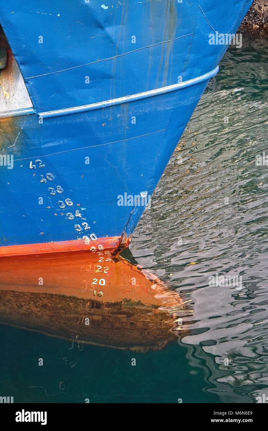 Bateau dans le port. L'eau. Arc rouge nez. Coque bleue. L'ancre. Projet de barème chiffres Banque D'Images