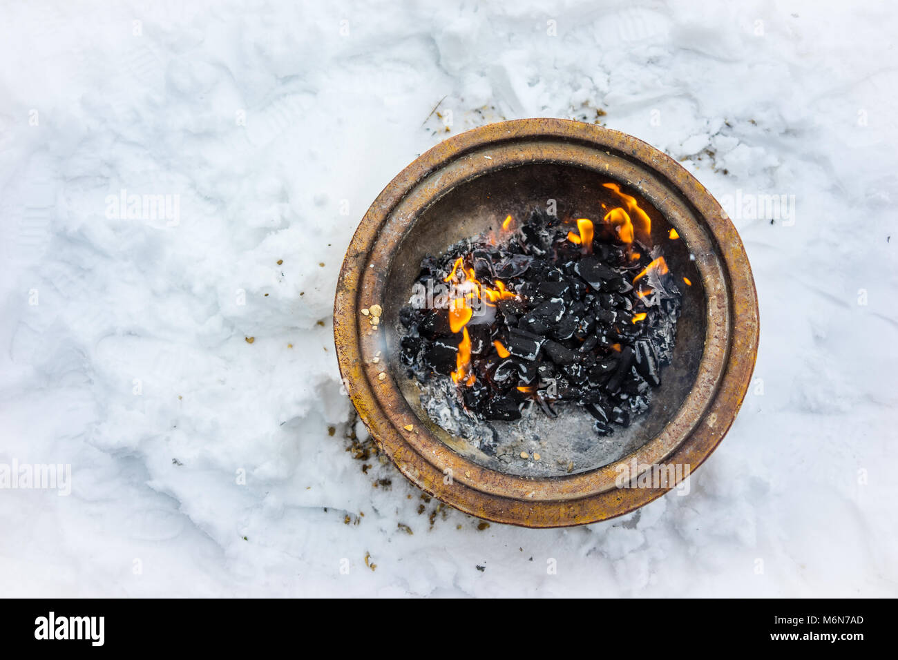 Fire Bowl dans la neige Banque D'Images