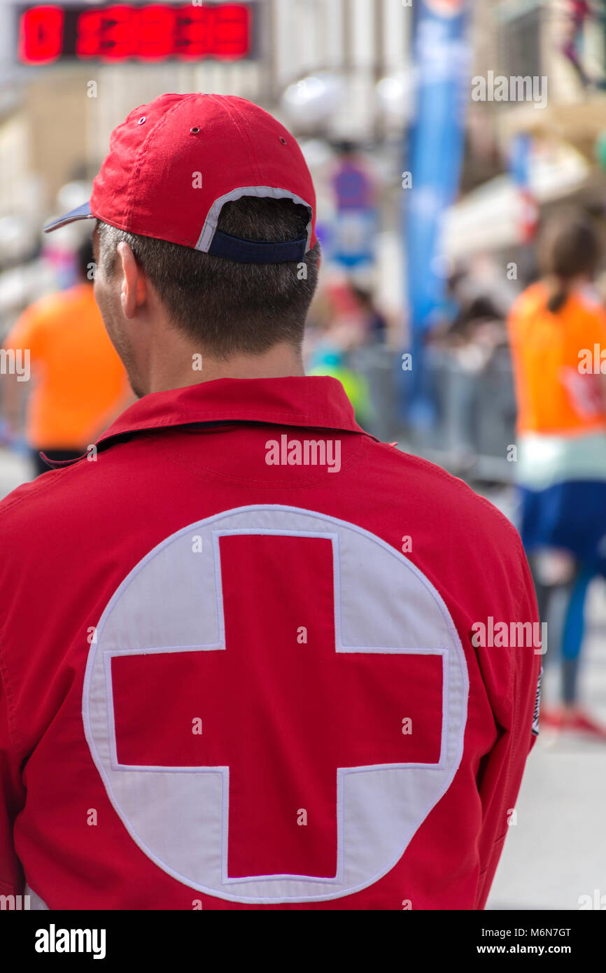 Les volontaires de la Croix-Rouge en aide à Marathon Banque D'Images