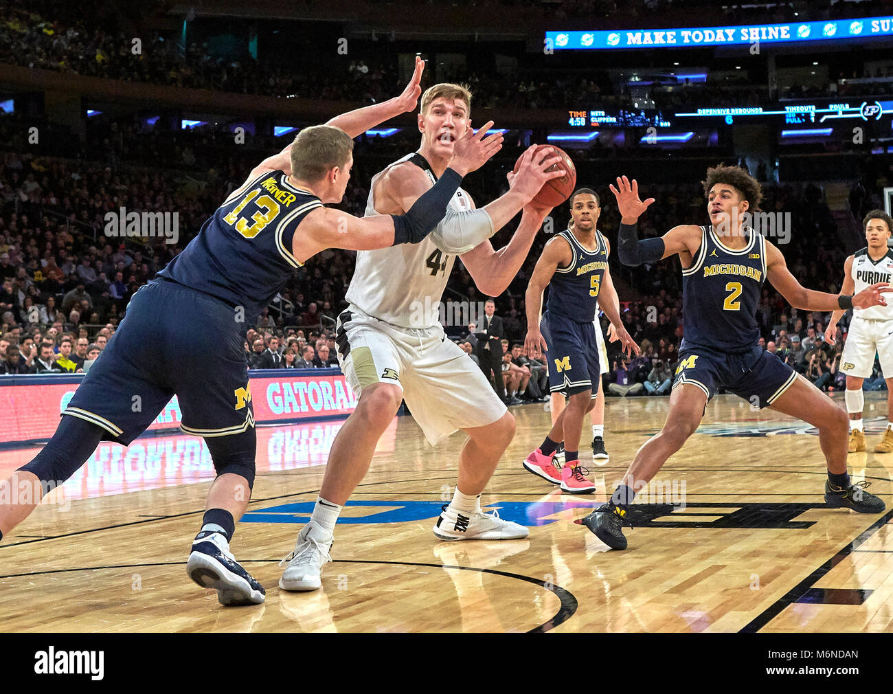 New York, New York, USA. 4e Mar, 2018. Purdue Boilermakers Isaac centre Haas (44) reçoit la pression de Michigan Wolverines en avant Moritz Wagner (13) et de la Jordanie Poole (2) au cours de la première moitié du dix grandes tournoi hommes championnat match au Madison Square Garden de New York. Duncan Williams/CSM/Alamy Live News Banque D'Images