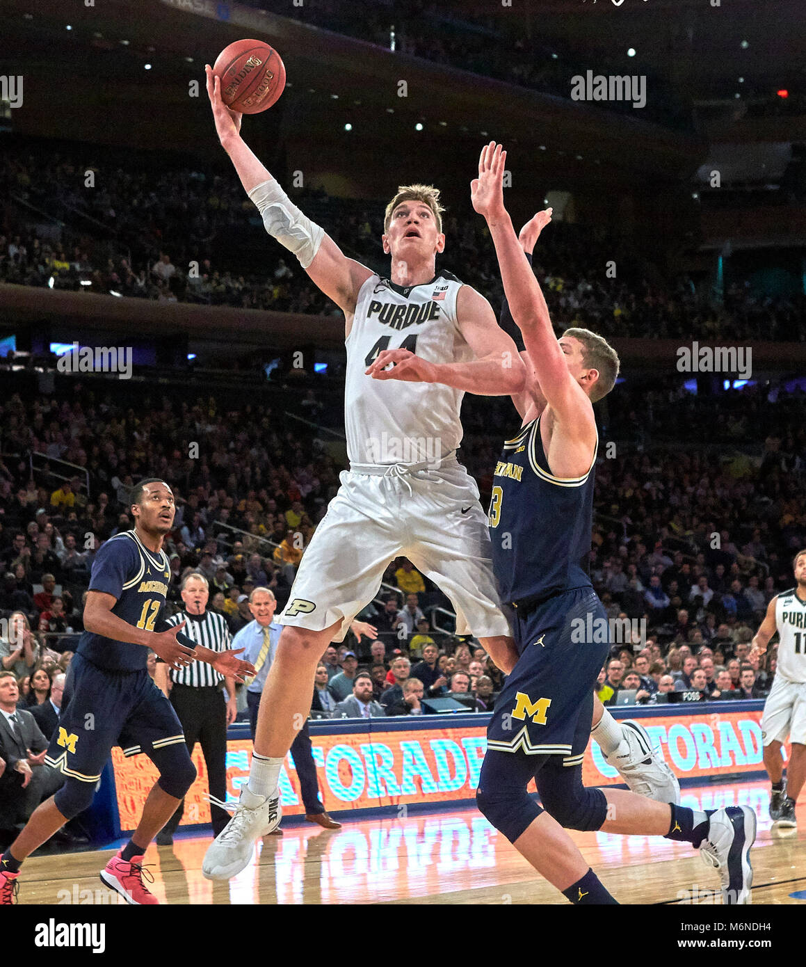 New York, New York, USA. 4e Mar, 2018. Purdue Boilermakers Isaac centre Haas (44) shoots contre Michigan Wolverines en avant Moritz Wagner (13) au cours de la première moitié du dix grandes tournoi hommes championnat match au Madison Square Garden de New York. Michigan défait Purdue 75-66 pour gagner le 2018 Big 10 Conference Men's Basketball Championship. Duncan Williams/CSM/Alamy Live News Banque D'Images