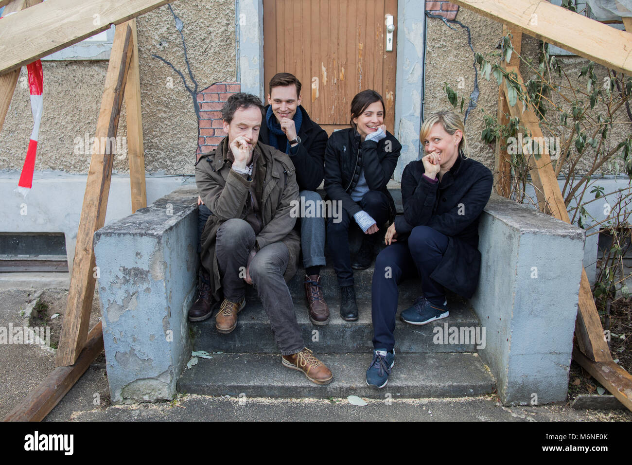 05 mars 2018, l'Allemagne, Cologne : La nouvelle équipe de la série TV allemande "Tatort" (lit.) Scène de crime de Dortmund : les acteurs Joerg Hartmann (L-R, Peter Faber), Rick Okon (Jan Pawlak), Aylin Tezel (Nora Dalay) et Anna Schudt (Martina Boenisch). Ils sont actuellement en tournage de la "Tatort" "Zorn" (lit. fury). Photo : afp/Vennenbernd Rolf Banque D'Images