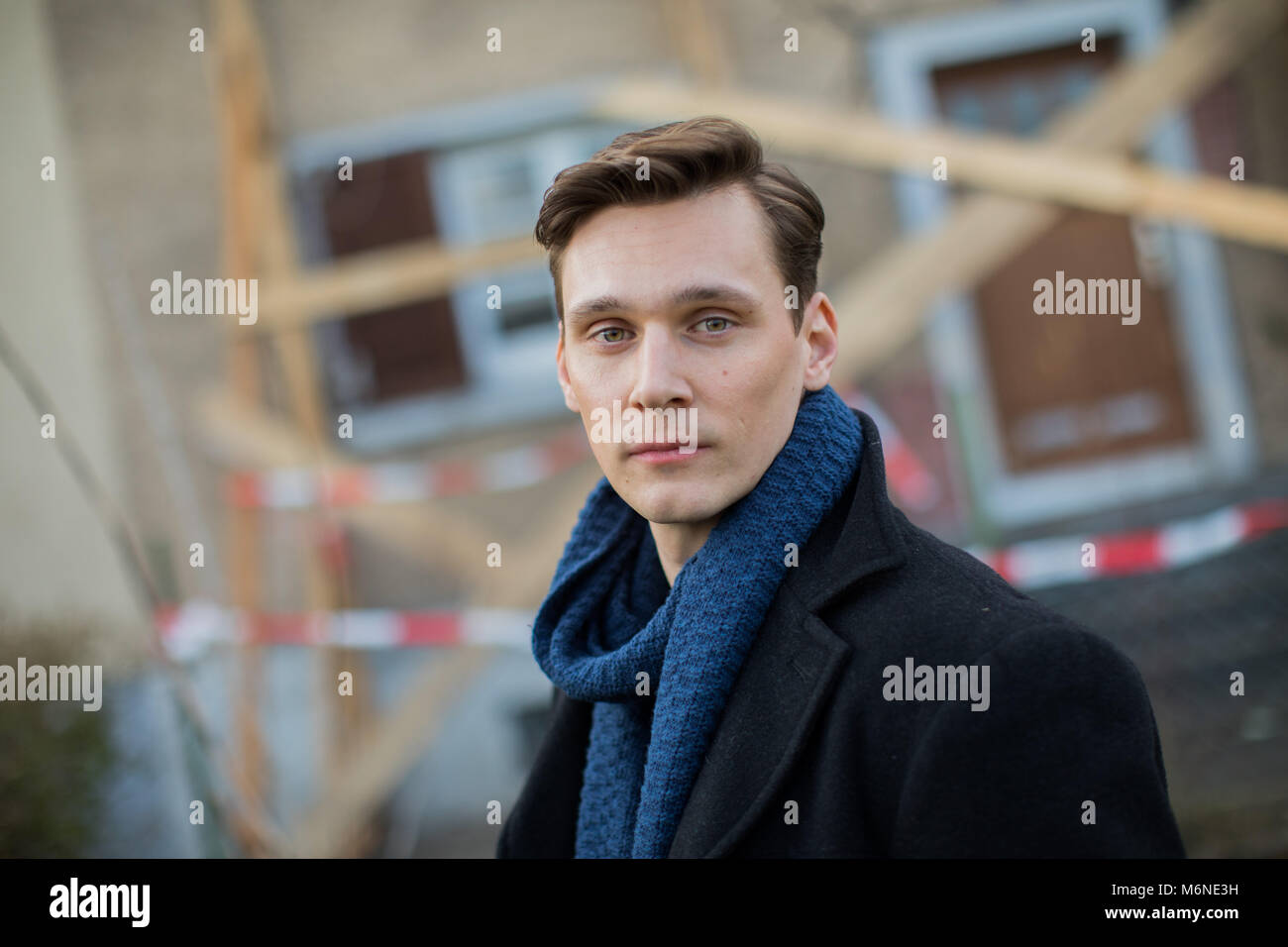 05 mars 2018, l'Allemagne, Cologne : le nouvel acteur de la série TV allemande "Tatort" (lit.) Scène de crime de Dortmund, Rick Okon (Jan Pawlak). Il est actuellement le "Tatort" "Zorn" (lit. fury). Photo : afp/Vennenbernd Rolf Banque D'Images