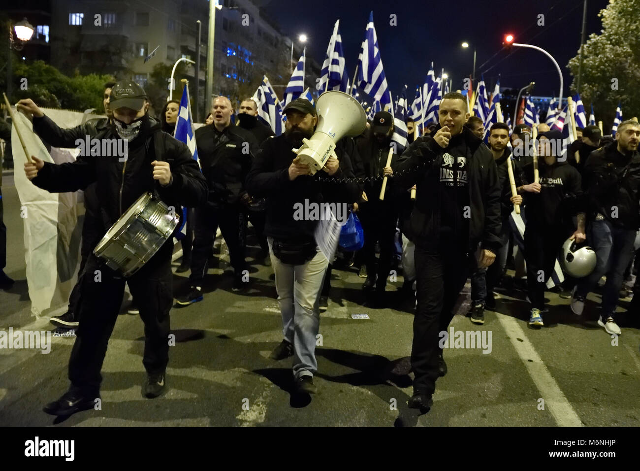 Athènes, Grèce, le 5 mars 2018. Les partisans d'Aube dorée mars pour protester contre l'arrestation de deux officiers de l'armée grecque pour patrouiller la frontière gréco-turque par les forces turques à Athènes, Grèce. Crédit : Nicolas Koutsokostas/Alamy Live News. Banque D'Images