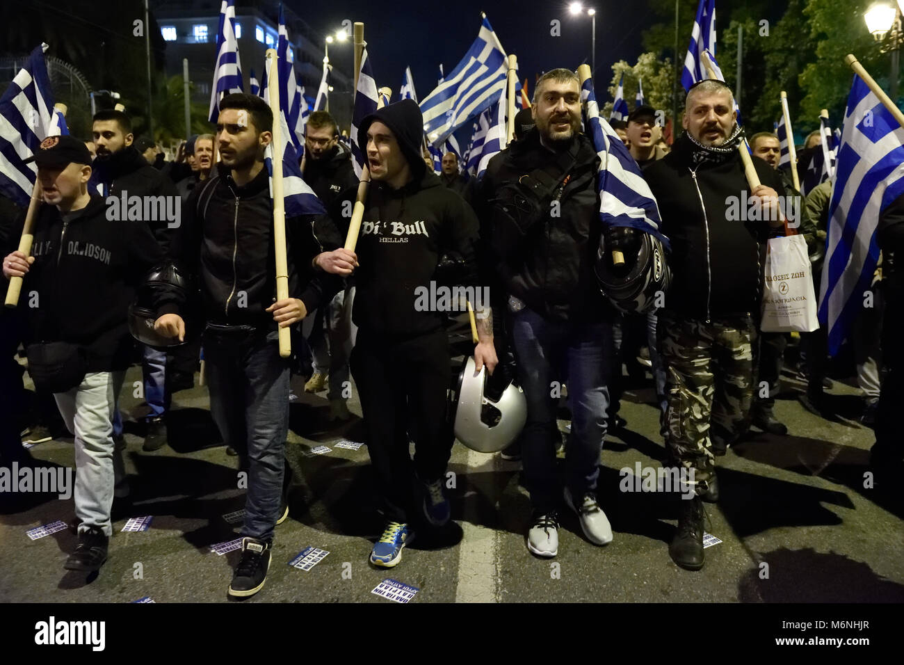 Athènes, Grèce, le 5 mars 2018. Les partisans d'Aube dorée mars pour protester contre l'arrestation de deux officiers de l'armée grecque pour patrouiller la frontière gréco-turque par les forces turques à Athènes, Grèce. Crédit : Nicolas Koutsokostas/Alamy Live News. Banque D'Images