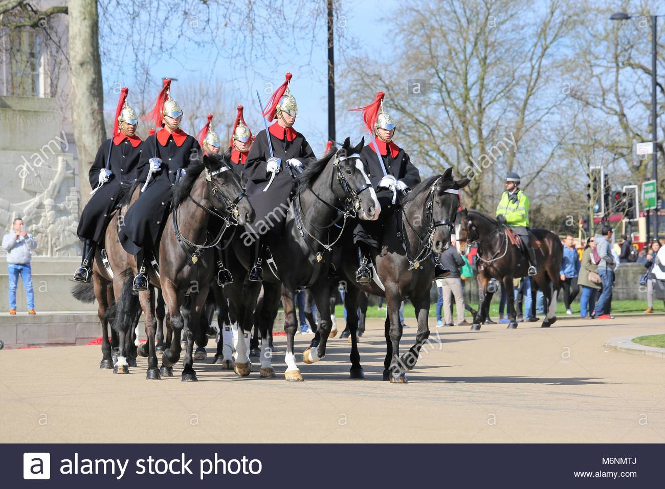 La Queen's guards passent par Londres à cheval sur une journée ensoleillée peu avant un rassemblement de l'UE à Westminster Banque D'Images