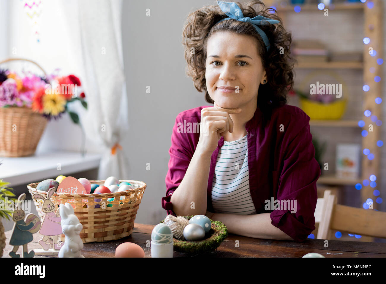 Jeune femme posant avec des décorations de Pâques Banque D'Images