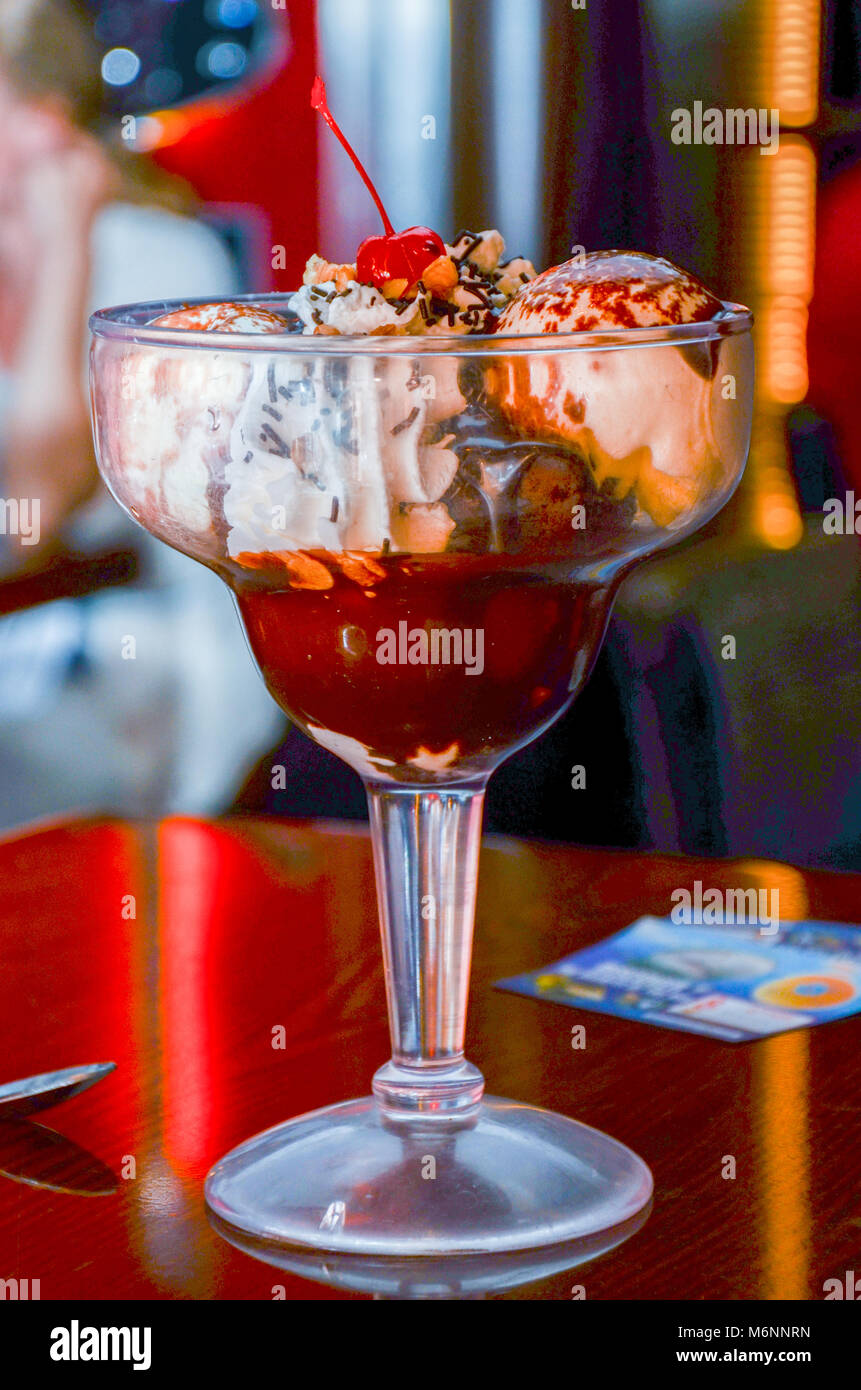 La crème glacée délicieuse dimanche avec une cerise dans un café Banque D'Images