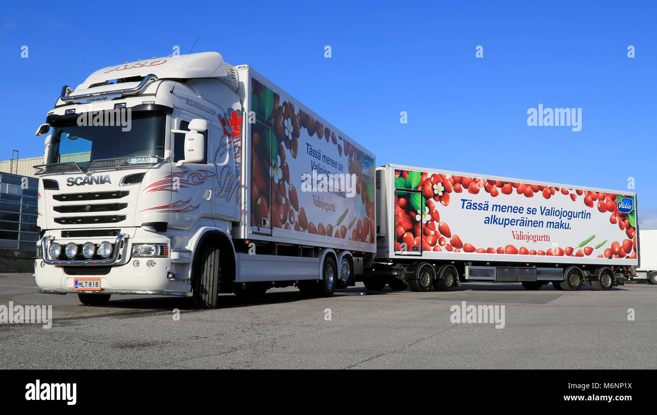 TURKU, FINLANDE - le 22 mars 2014 : Blanc Scania V8 camion et remorque en stationnement. Camion Scania avec un moteur Euro 6 camion prix Green award pour le seco Banque D'Images