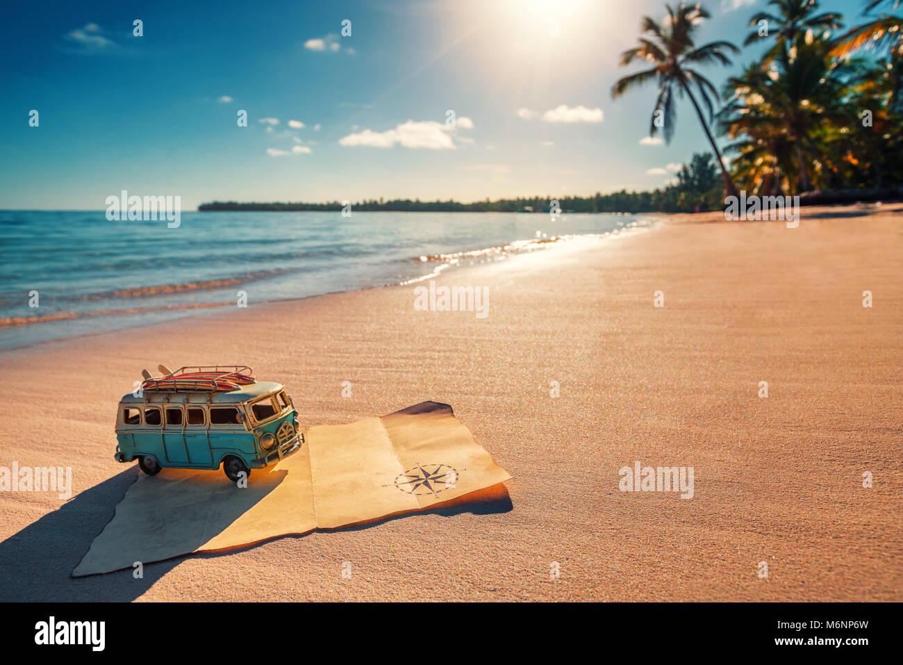 Vintage Voyage van miniature et vieille carte au trésor sur la plage tropicale à l'aube, travel concept.Travel cocept. Banque D'Images