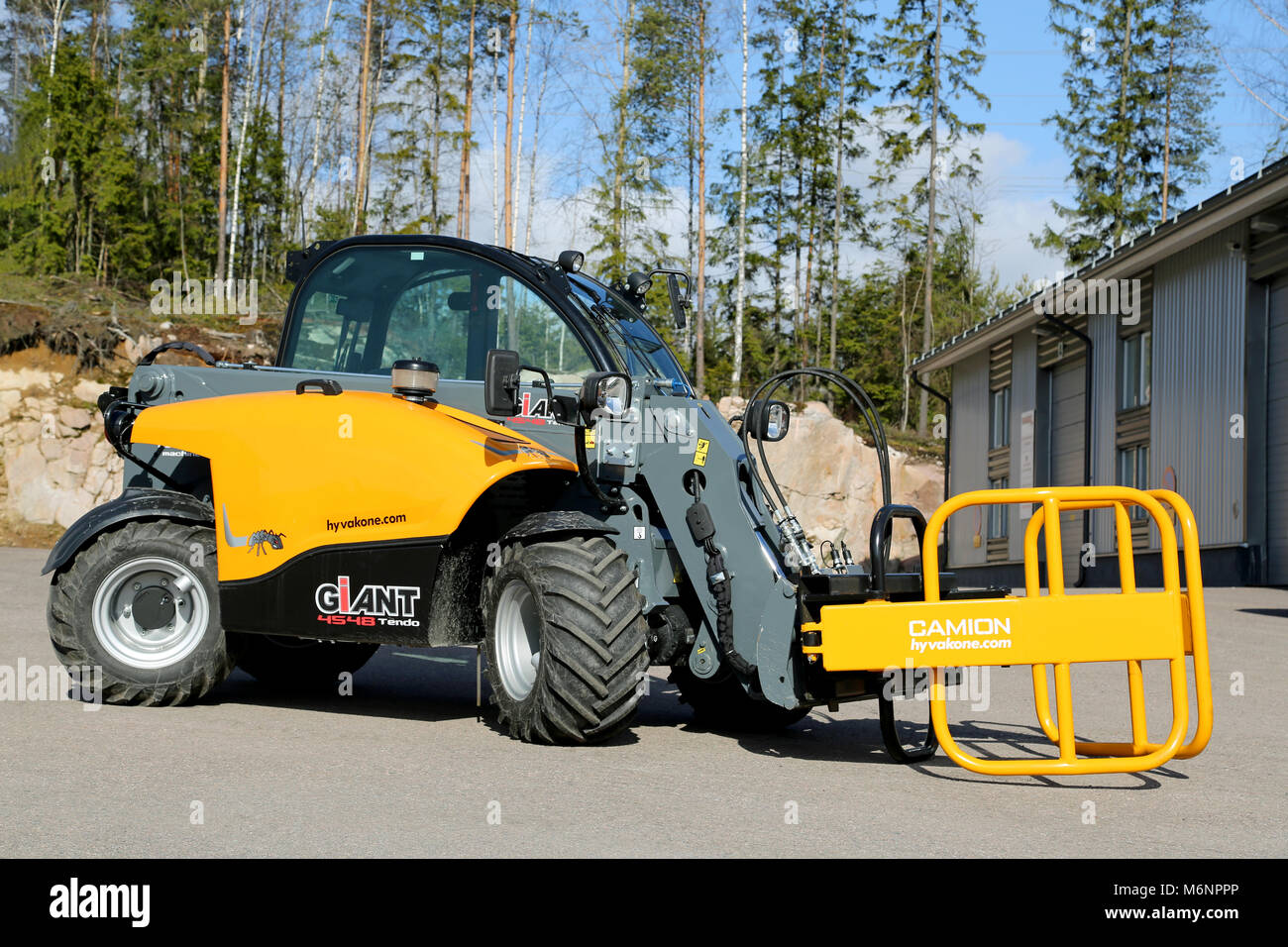 LIETO, FINLANDE - le 22 mars 2014 : Giant 4548 chariot télescopique Tendo avec colliers de balle affiché. Les avantages de lma par rapport au chariot élévateur et bof Banque D'Images