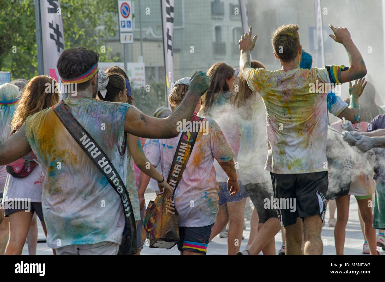 Rimini, Italie - 01 août 2015 : les concurrents de la Color run de franchir la ligne d'arrivée Banque D'Images