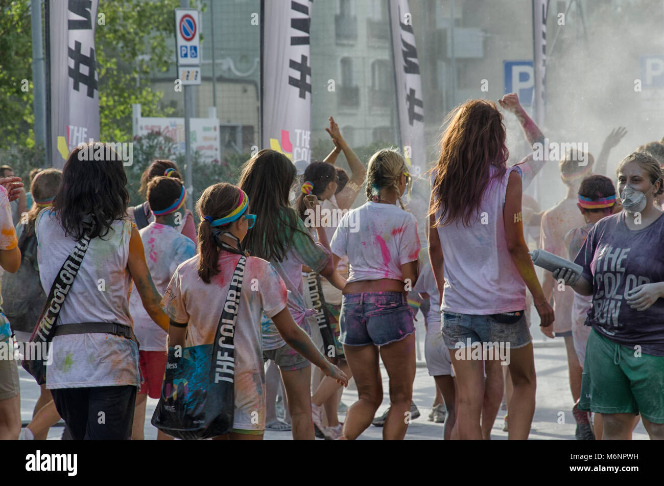 Rimini, Italie - 01 août 2015 : Les participants de la Color run de franchir la ligne d'arrivée Banque D'Images