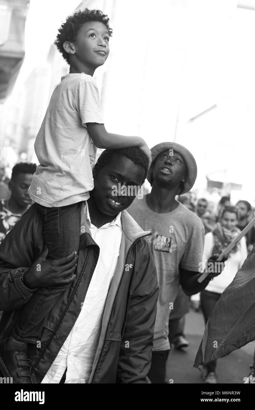 Savona, Italie - 15 octobre 2017 : jeune Africaine avec père-fille, à l'occasion d'un défilé anti-fasciste a organisé dans la ville de Savone Banque D'Images