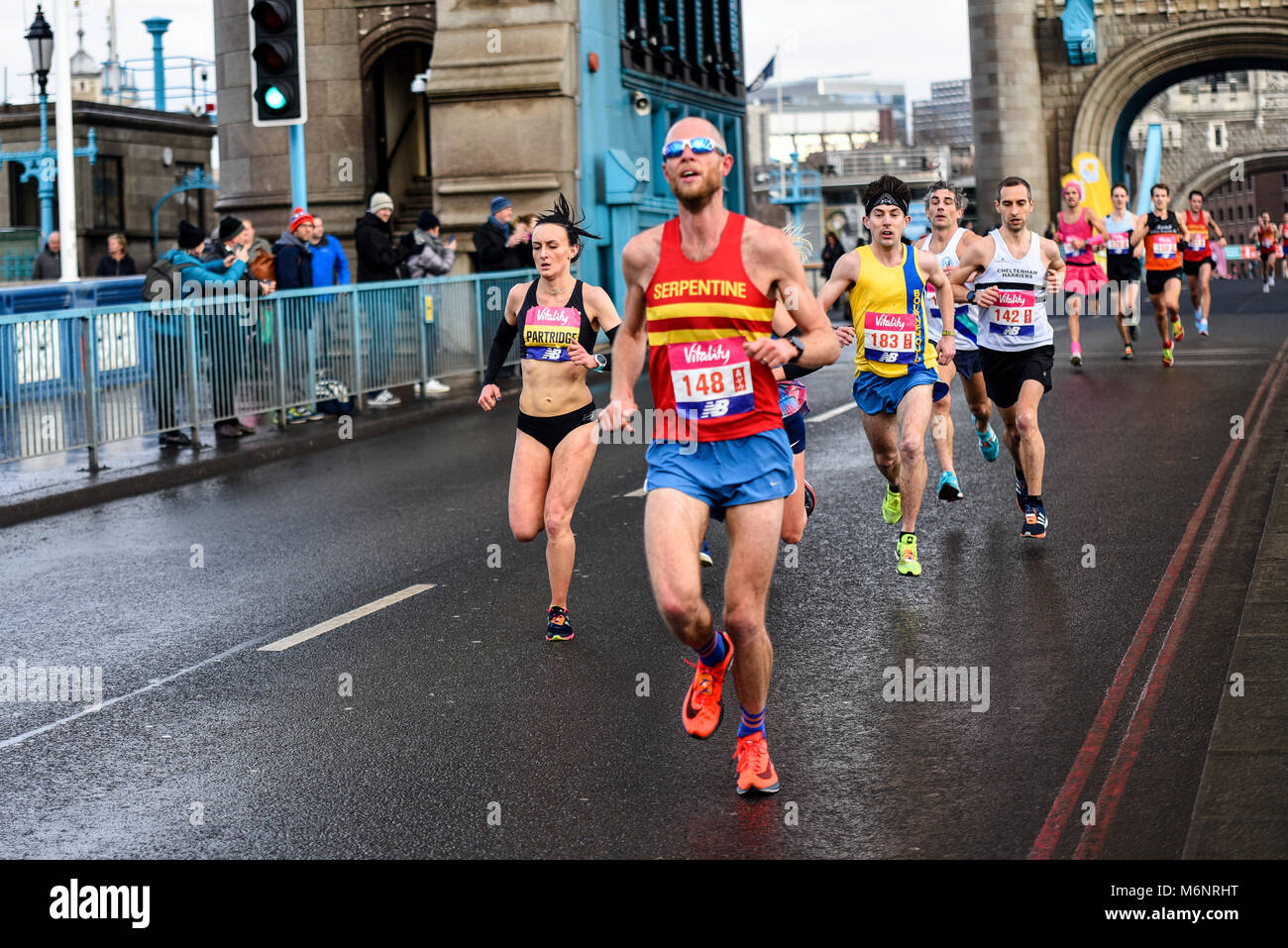 John Franklin en train de courir dans le semi-marathon Vitality Big traversant Tower Bridge, Londres, Royaume-Uni Banque D'Images