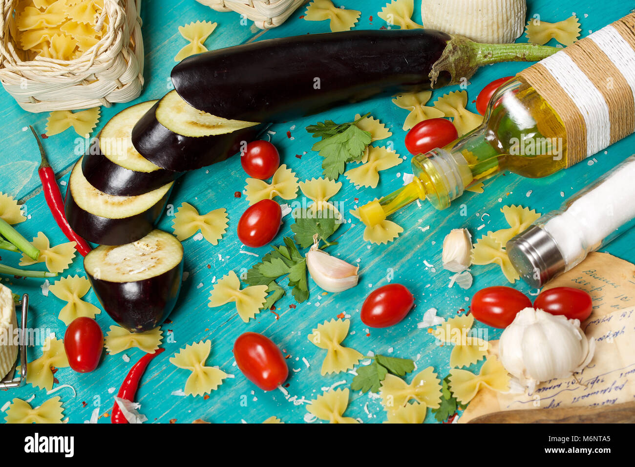 Pour les ingrédients alimentaires de spécialité sicilienne- Pasta alla Norma Banque D'Images