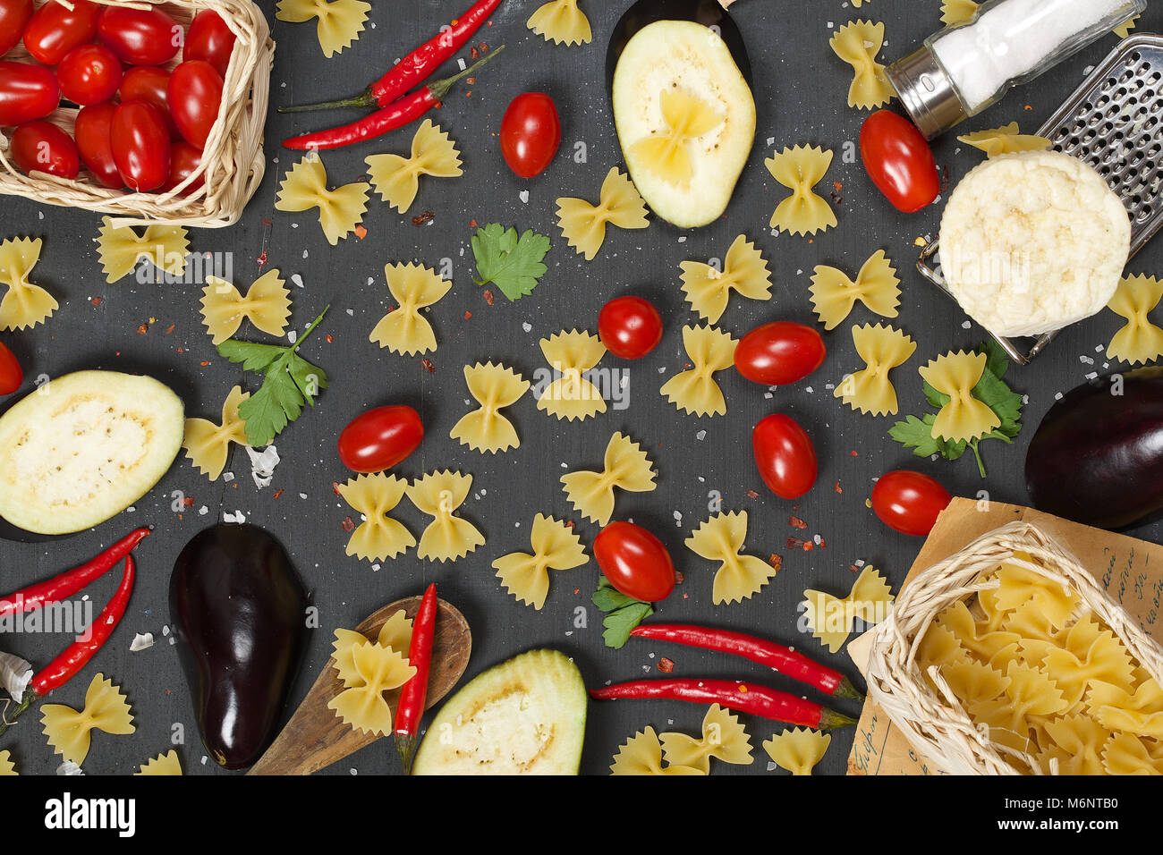 Pour les ingrédients alimentaires de spécialité sicilienne- Pasta alla Norma Banque D'Images