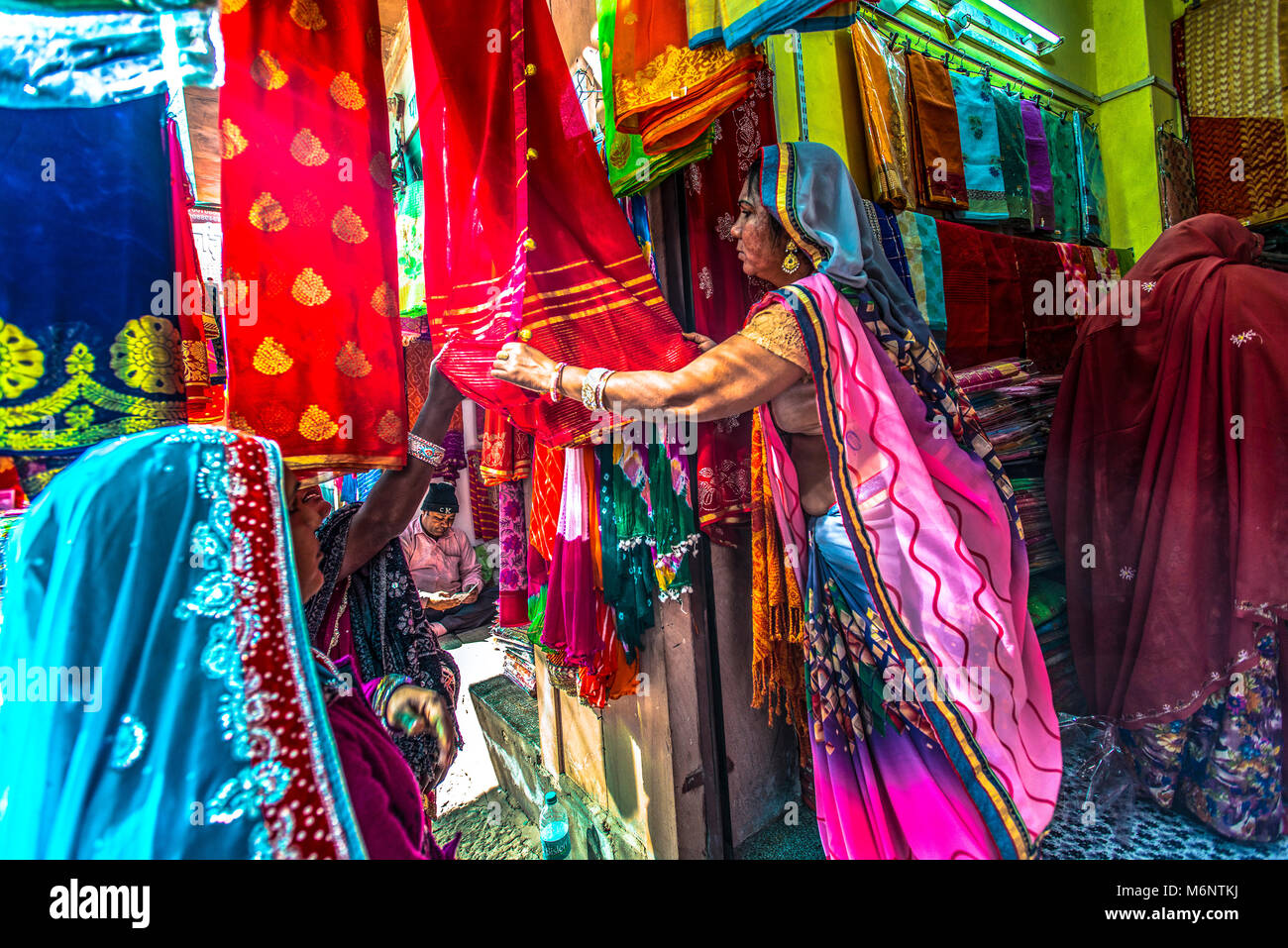 Inde Rajasthan Osiyan, un sari shop Banque D'Images